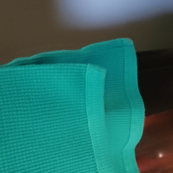 Woman within thermal shirt - Picture 4 of 4